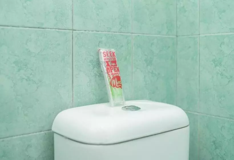 Hotelli Reddoorz Near Bundaran Ciceri