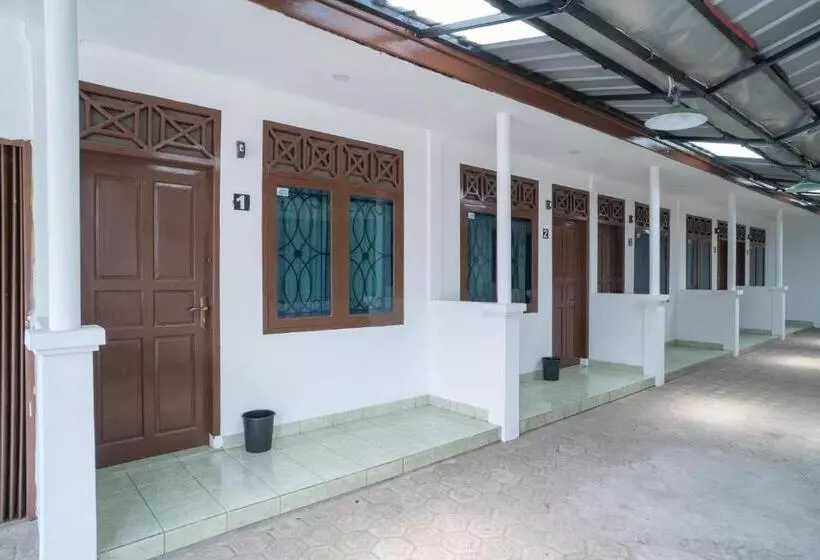 Hotelli Reddoorz Near Bundaran Ciceri
