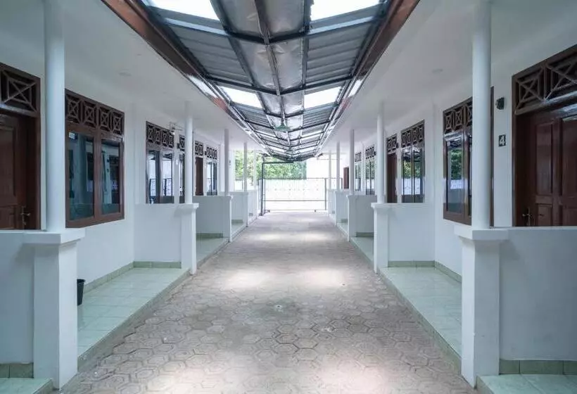 Hotelli Reddoorz Near Bundaran Ciceri