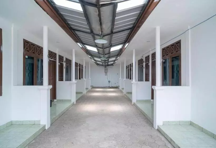 Hotelli Reddoorz Near Bundaran Ciceri