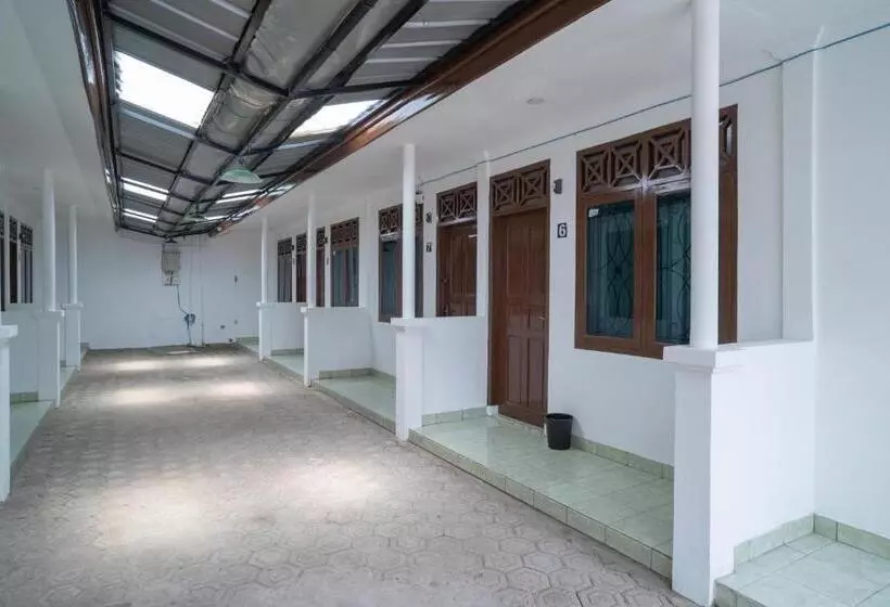 Hotelli Reddoorz Near Bundaran Ciceri