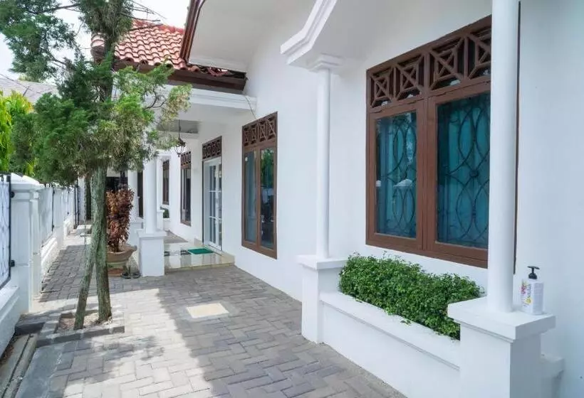 Hotelli Reddoorz Near Bundaran Ciceri