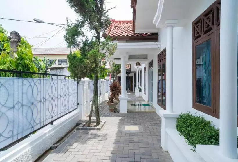 Hotelli Reddoorz Near Bundaran Ciceri