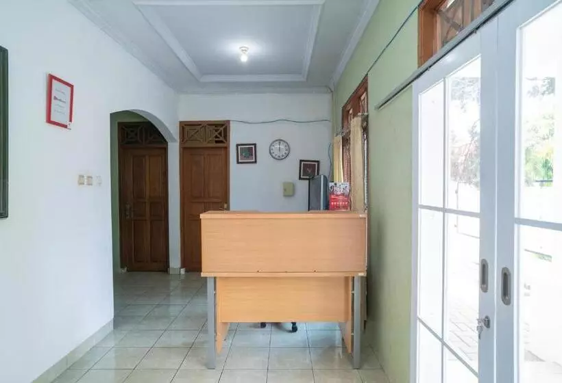 Hotelli Reddoorz Near Bundaran Ciceri