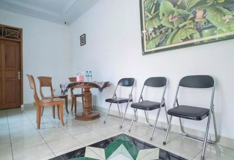 Hotelli Reddoorz Near Bundaran Ciceri