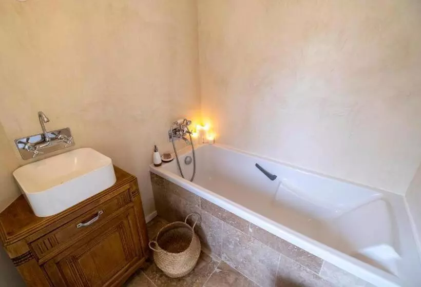 ペンション Domaine Des Pousses, Chambres D Hôtes Au Coeur D Un Village De Campagne