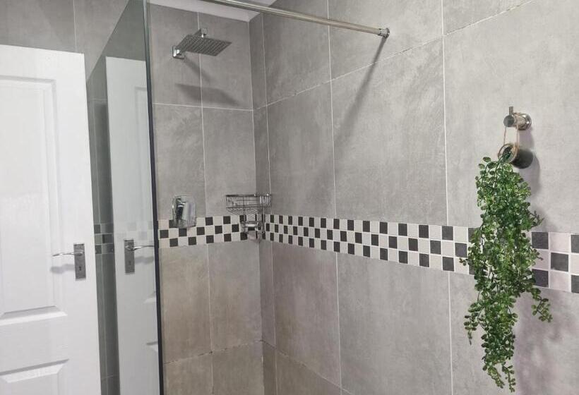 פנסיון Eland Place Self Catering Guest House