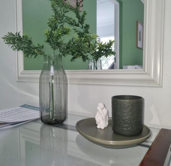 פנסיון Eland Place Self Catering Guest House