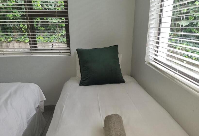 פנסיון Eland Place Self Catering Guest House