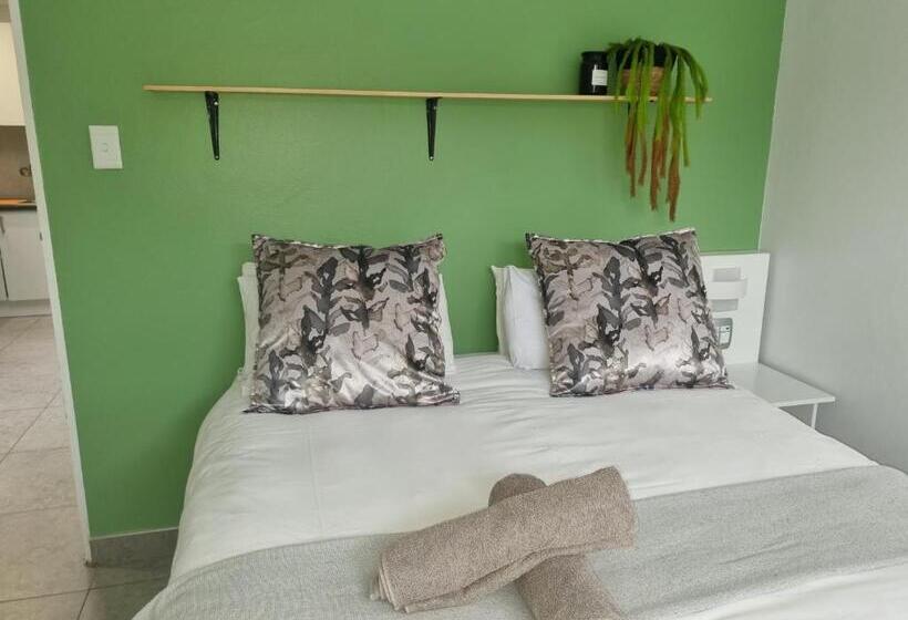 פנסיון Eland Place Self Catering Guest House