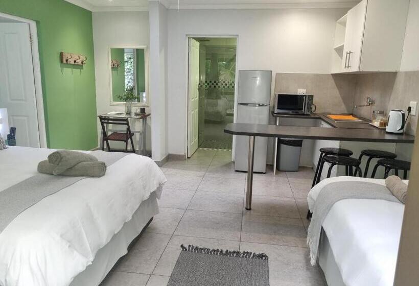 פנסיון Eland Place Self Catering Guest House