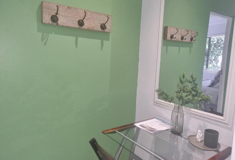 פנסיון Eland Place Self Catering Guest House