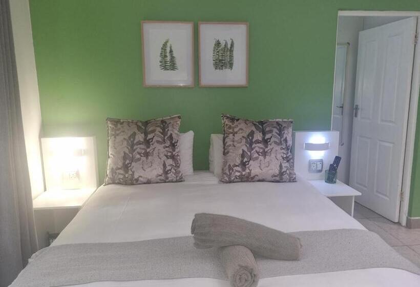 פנסיון Eland Place Self Catering Guest House