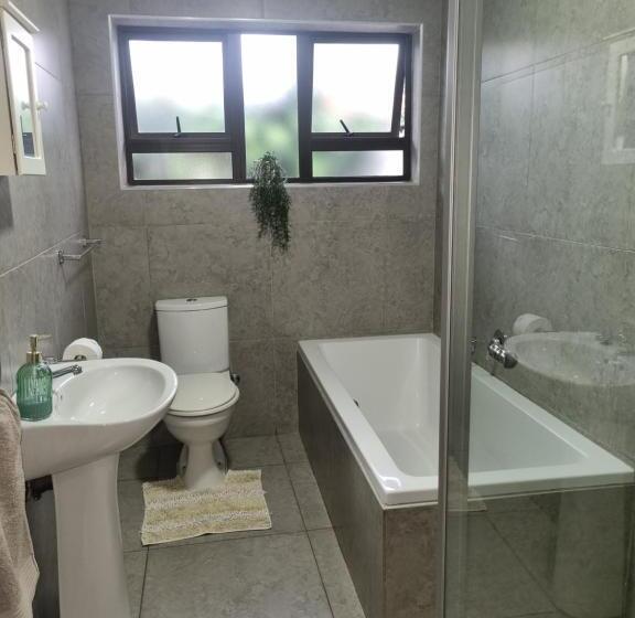 פנסיון Eland Place Self Catering Guest House