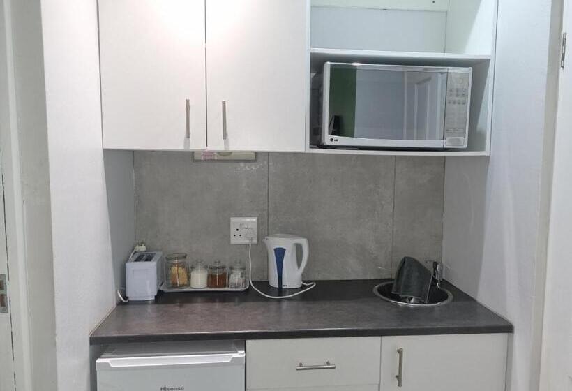 פנסיון Eland Place Self Catering Guest House