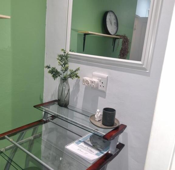 פנסיון Eland Place Self Catering Guest House