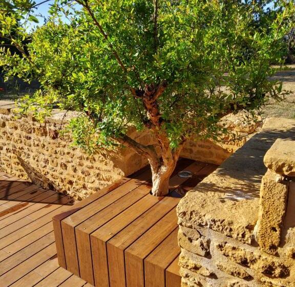 Lodges En Pierres Dorees