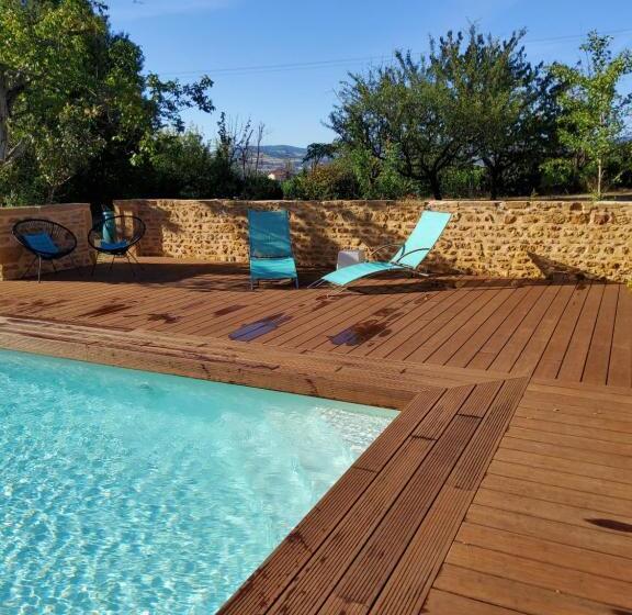 Lodges En Pierres Dorees