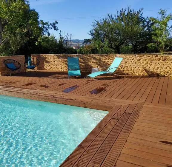 Lodges En Pierres Dorees