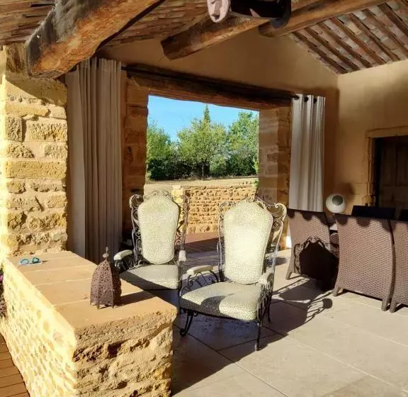 Lodges En Pierres Dorees