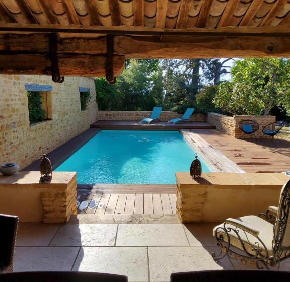 Lodges En Pierres Dorees