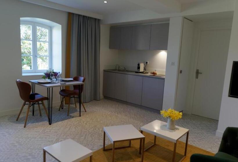 Lodges En Pierres Dorees