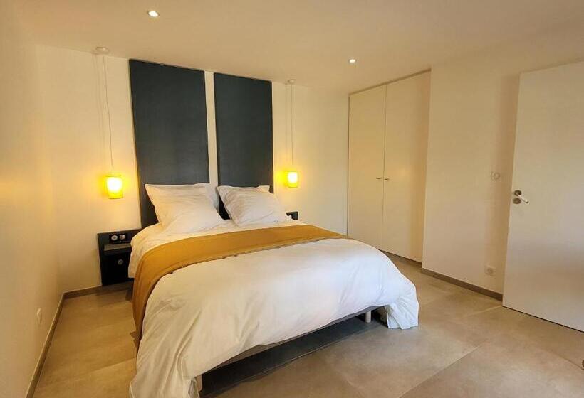 Lodges En Pierres Dorees