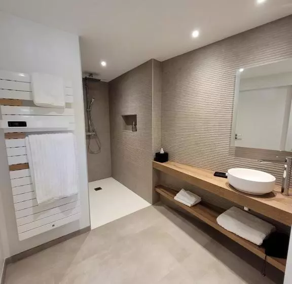 Lodges En Pierres Dorees