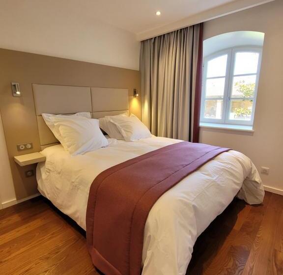 Lodges En Pierres Dorees