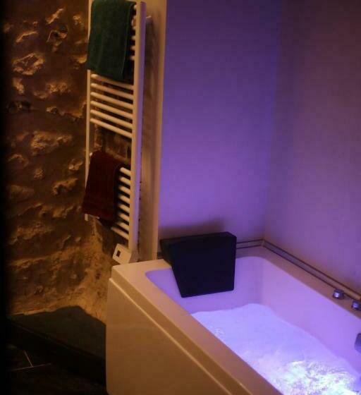 ペンション La Montrieuse, Chambre Individuelle Avec Sauna Et Baignoire Spa