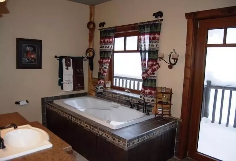 בית מלון כפרי Kowal Ski Cabin By Apex Accommodations