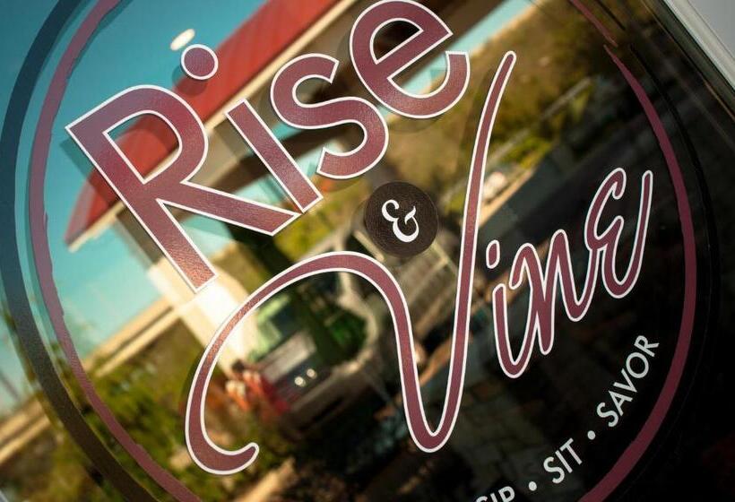 فندق The Inn At Harbor Shores