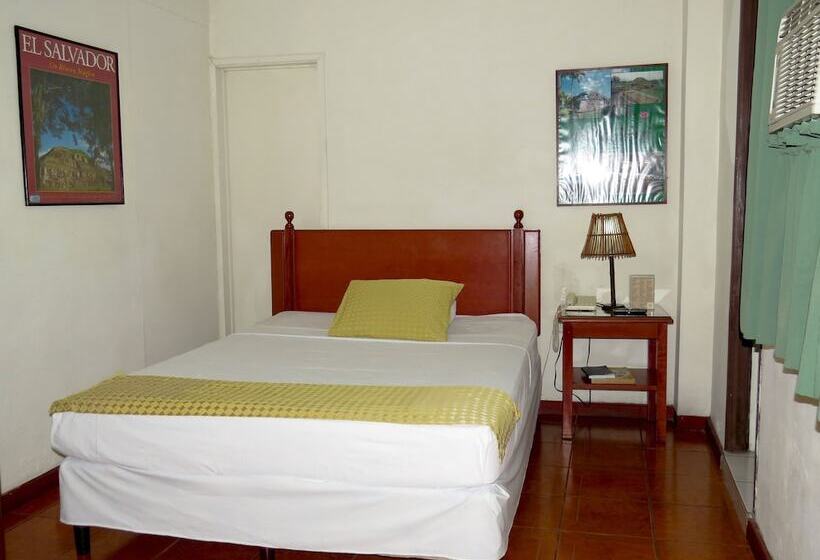 هتل Villa Serena Flor Blanca