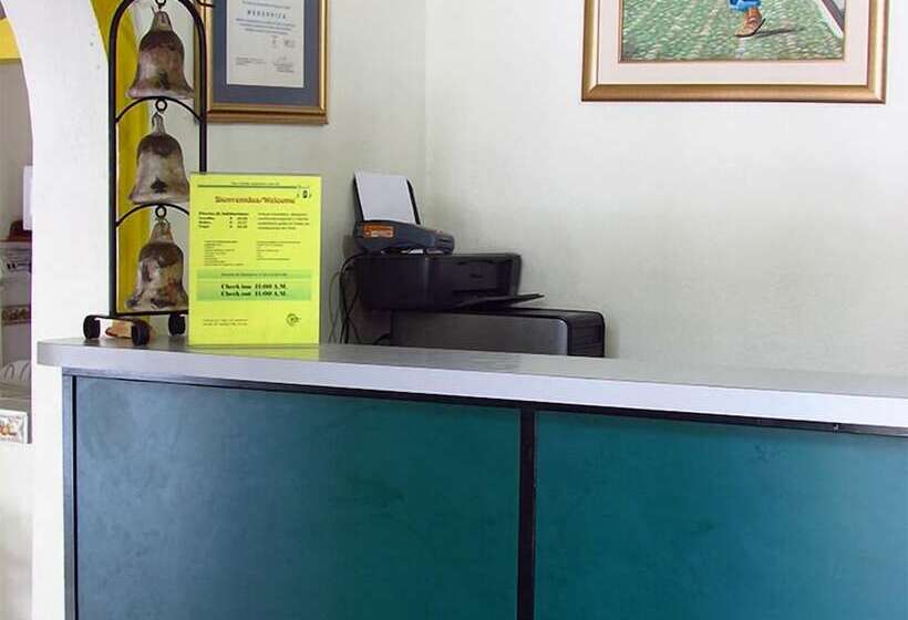 هتل Villa Serena Flor Blanca