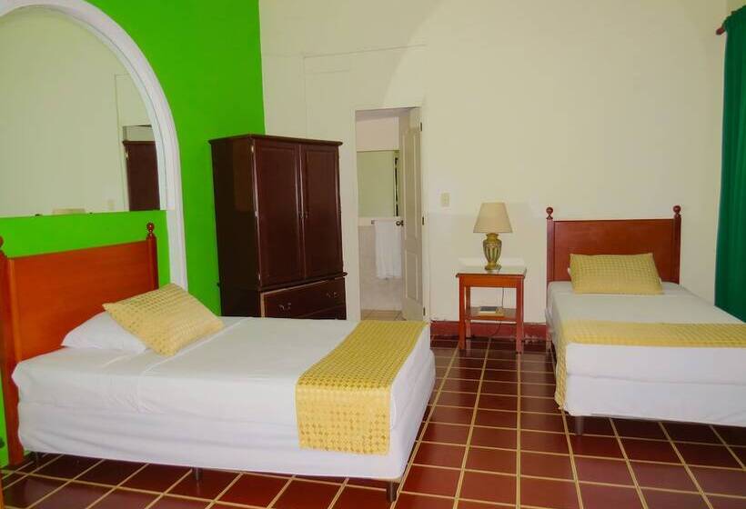 هتل Villa Serena Flor Blanca