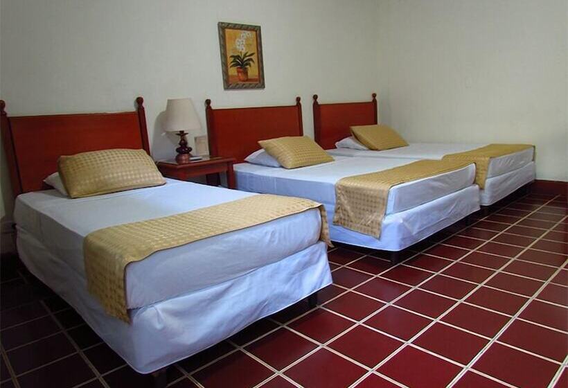 هتل Villa Serena Flor Blanca