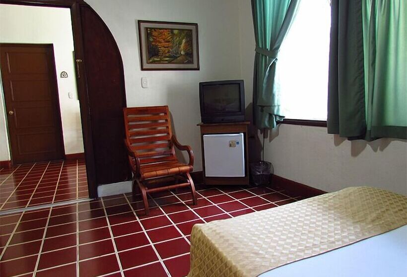 هتل Villa Serena Flor Blanca