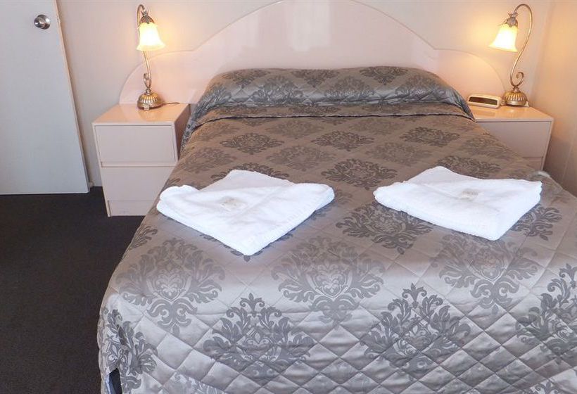 Broadwater Shores Waterfront Apartments