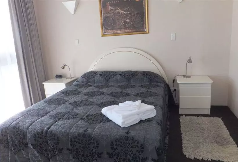 Broadwater Shores Waterfront Apartments