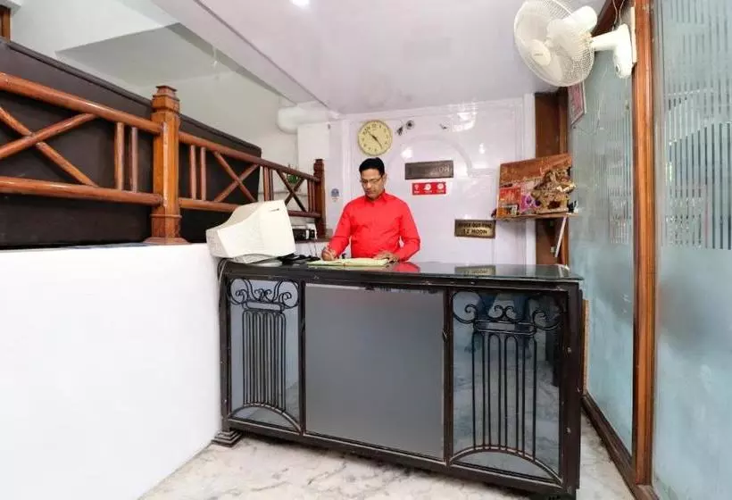 فندق Abhi International