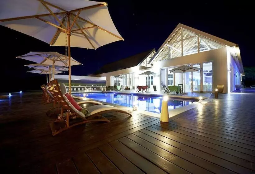 هتل Emanya At Etosha Game Lodge