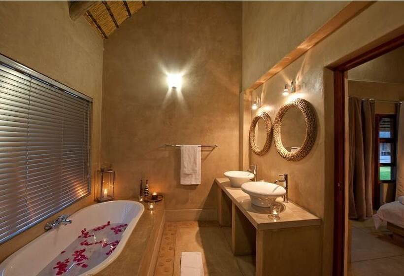 فندق Emanya At Etosha Game Lodge