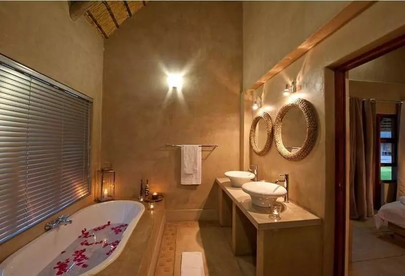 هتل Emanya At Etosha Game Lodge