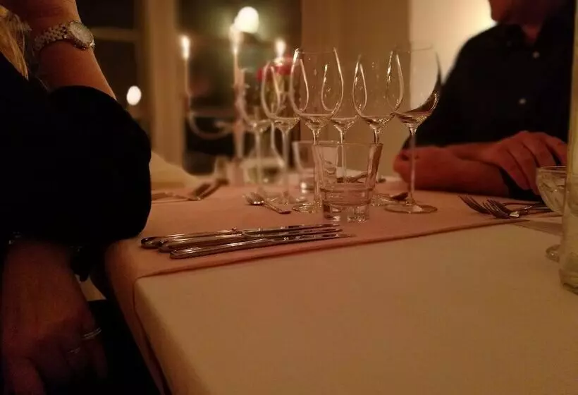 ホテル Wärdshuset Gammel Tammen österbybruk