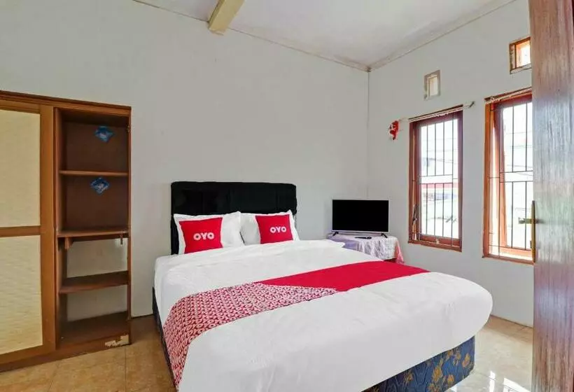 Hotelli Oyo 90815 Guest House Putri Sariwangi Syariah