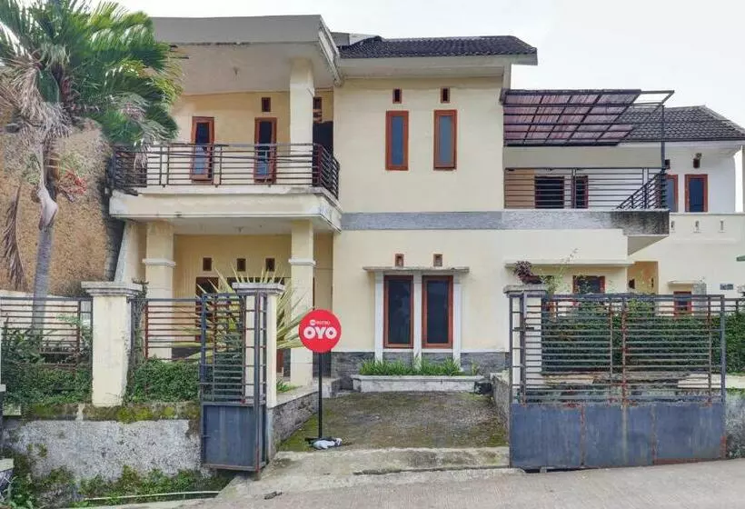Hotelli Oyo 90815 Guest House Putri Sariwangi Syariah