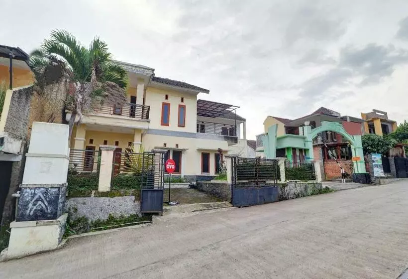 Hotelli Oyo 90815 Guest House Putri Sariwangi Syariah