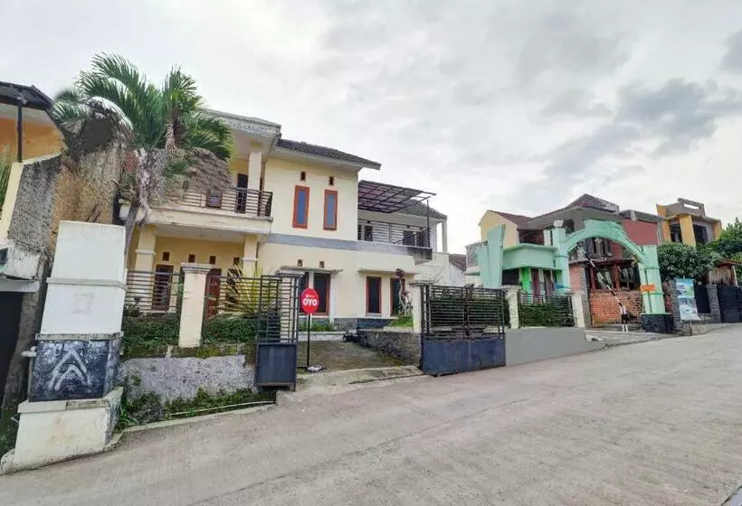 Hotelli Oyo 90815 Guest House Putri Sariwangi Syariah