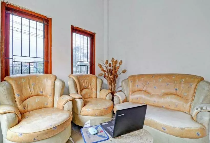 Hotelli Oyo 90815 Guest House Putri Sariwangi Syariah