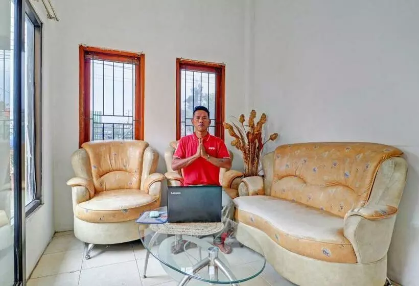 Hotelli Oyo 90815 Guest House Putri Sariwangi Syariah